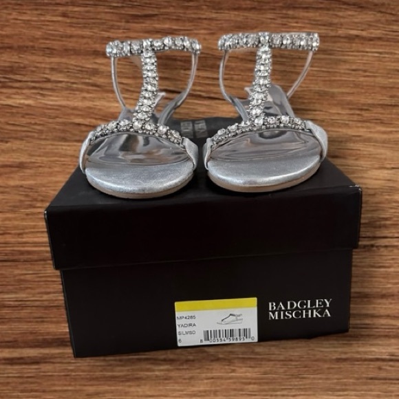 Women’s BADGLEY MISCHKA Silver T-Strap Yadira Wedge Leather Sandals, SZ. 6. - Picture 9 of 13